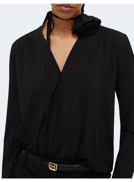 Blusa Marella Rigolo negra flor cuello para mujer